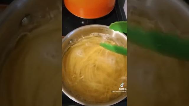 Спагетти с Фетой и помидорками Черри 🍅🧀🍝 смотреть онлайн