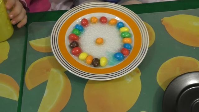 ЭКСПЕРИМЕНТ РАДУГА  из СКИТЛСА и M&m`s / Kids Science Experiment With Skittles
