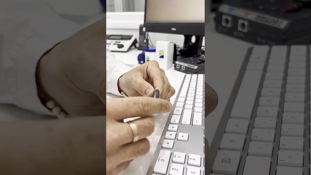 Профессиональная чистка слухового аппарата смотреть онлайн