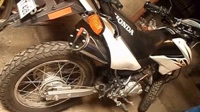 ESCAPE SUPER TRAPP EN HONDA ENDURO XR 125 смотреть онлайн