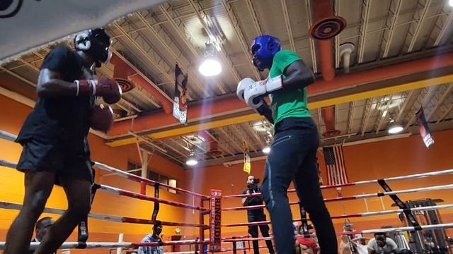 Epic Showdown: Pro Vs Amateur - The Ultimate Spar Wars смотреть онлайн