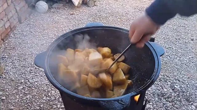 Грузинское блюдо ОДЖАХУРИ на костре в казане.