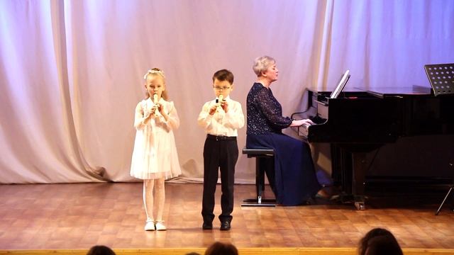 03 Укр. народная песня «Ой, лопнул обруч», исп. Таисия Ипатова и Григорий Холстинин, блокфлейта смотреть онлайн