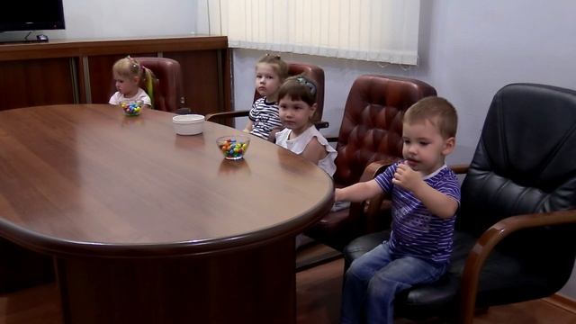 Челлендж с детьми и конфетами смотреть онлайн