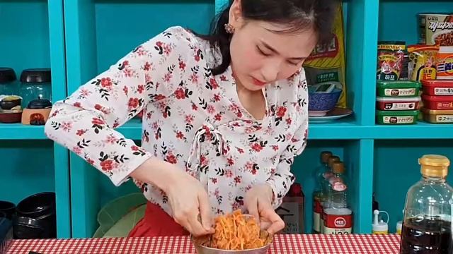 Eng)Korean Kimchi Pancake with Tuna Recipe / Kimchi-Jeon(김치전) How To Make / Easy /Respect Maangchi смотреть онлайн