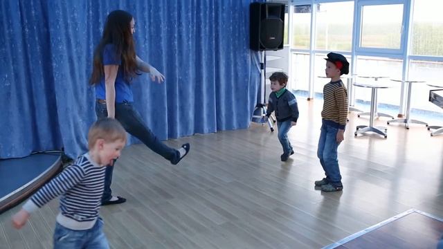 Эмиль повторяет движения за аниматором смотреть онлайн
