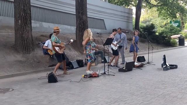 Крутые уличные музыканты - Jonny be good - cool street musicians смотреть онлайн