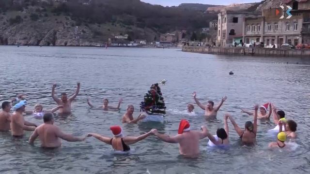 Севастопольские «моржи» встретили новый год традиционным массовым заплывом и эстафетой смотреть онлайн