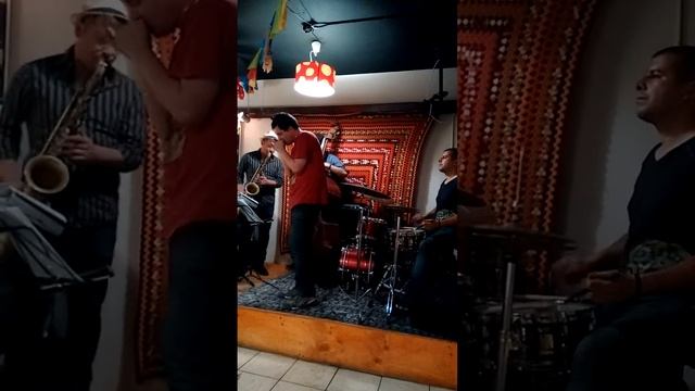 Junto a Indigo Trio en el bar Santa Cevada смотреть онлайн