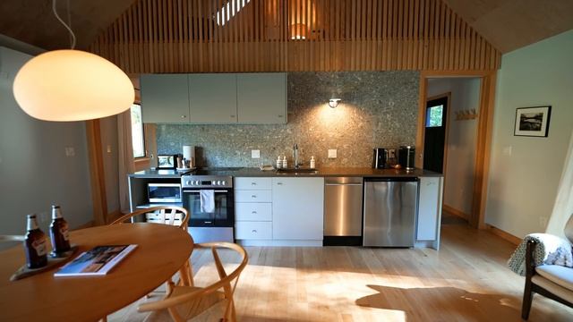Scandinavian Dry Brook Cabin Airbnb! // Modern Cabin on the River FULL TOUR! смотреть онлайн