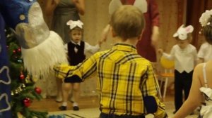 Новогодняя песня для детей  "Блестят на ёлке бусы"