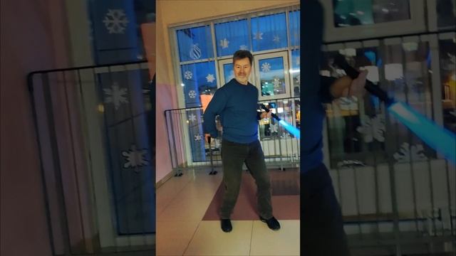 Световой меч.
Выпросил у детей ненадолго. Тоже хочется поиграть в детство. смотреть онлайн