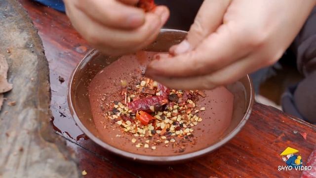 【Shyo Video】小伙秘製“鍋灰豬肝”，有人吃過這道菜嗎？外焦里嫩，配上香辣蘸水，味道絕了！