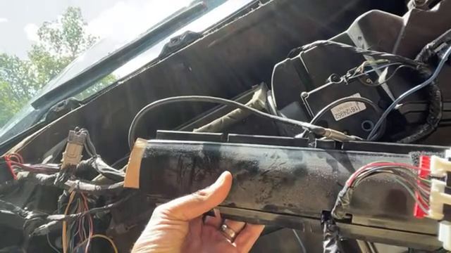 What a MESS. Wiring on the 93 Suburban. смотреть онлайн
