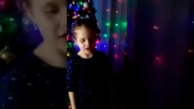 Настёна Авдеева (7 лет) читает стих С.Я. Маршак «В декабре, в декабре» смотреть онлайн