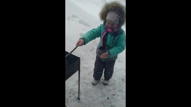 8 марта Айза решила пожарить маме шашлыки на саблях )))) смотреть онлайн