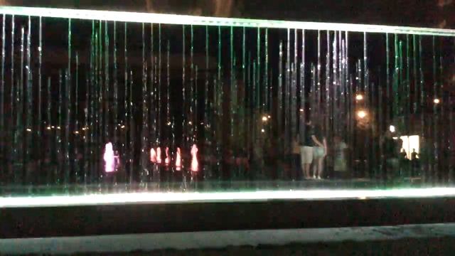 Прикольный фонтан в Брно и пес, который мокрячится смотреть онлайн