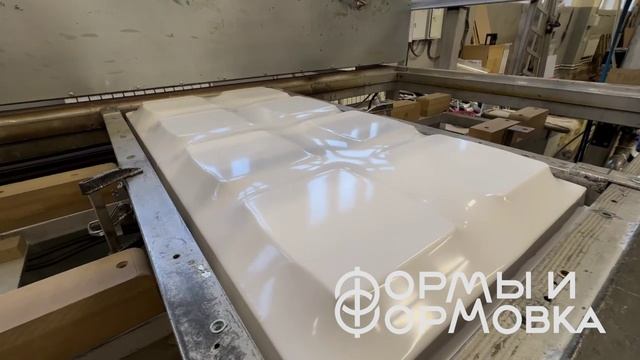 Формовка боковых заглушек из белого полистирола на производстве 