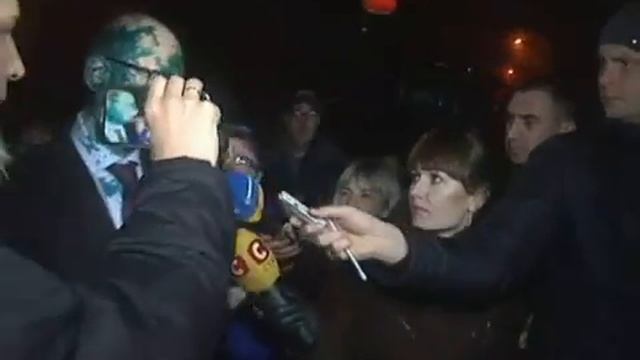 Брифінг облитого зеленкою Яценюка смотреть онлайн