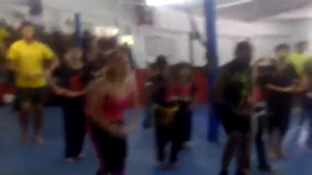 Centro de Entrenamiento AMF (Artes Marciales & Fitness) Bailando con Randy de Paris смотреть онлайн