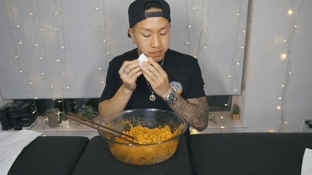 5 PACK CARBONARA KOREAN SPICY NOODLE CHALLENGE // 200 SUB SPECIAL смотреть онлайн