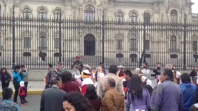 Peru. Lima. Plaza de Armas. Перу. Лима. Карнавал. смотреть онлайн