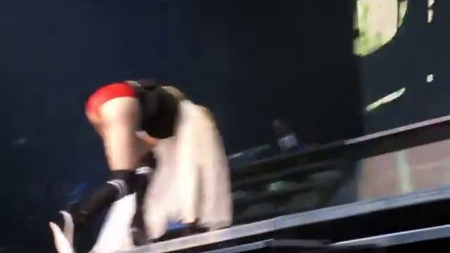 Мадонна спотыкается)) Sticky&Sweet tour Saint-Petersburg смотреть онлайн