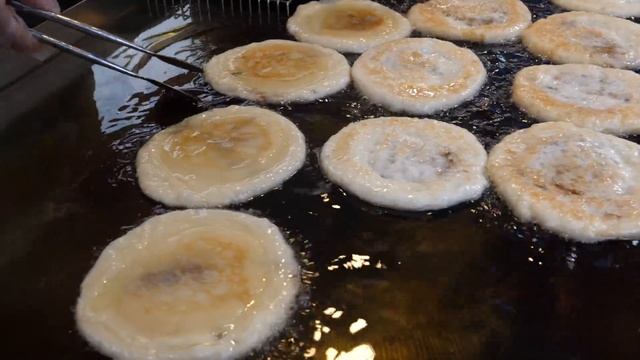 역대급 왕호떡! 하루에 2,000개 팔리는 호떡맛집! /Korean pancake "Hotteok" /Korean street food смотреть онлайн