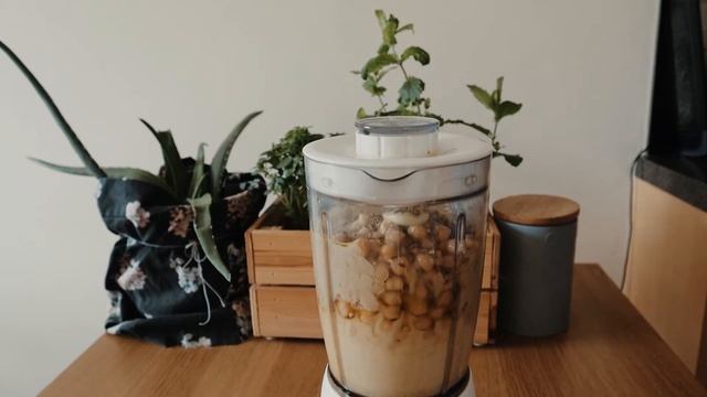 EASY Homemade Hummus