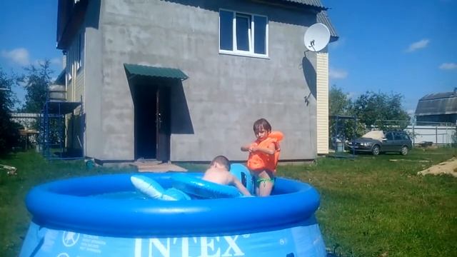 Никитка с Машутой купаются в бассейне смотреть онлайн