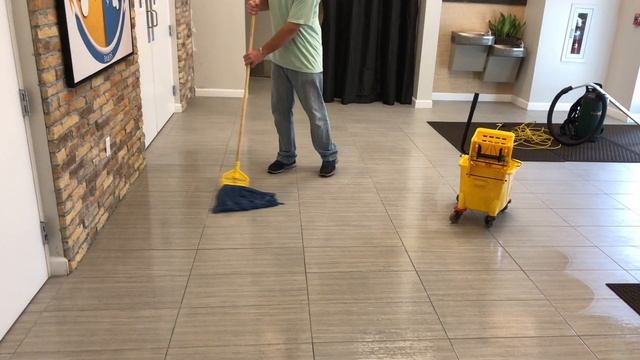 How to mop a floor correctly!! смотреть онлайн