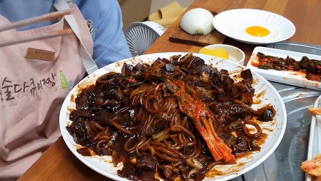 🥩소등심짜장면+붉은새우튀김🍤 직접 만든 소고기짜장면과 직접 튀긴 새우튀김..긴말생략🥳Ft.짜장밥 요리 먹방 KIMCHI MUKBANG ASMR EATINGSHOW REALSOUN смотреть онлайн