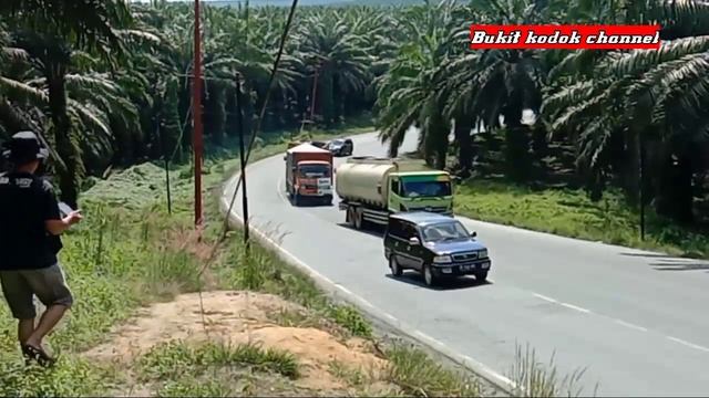 Detik Detik mobil Avanza Nyaris tabrakan dan truk box nyangklak смотреть онлайн