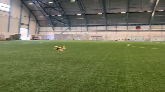 Indoor flying, 3 very different models смотреть онлайн