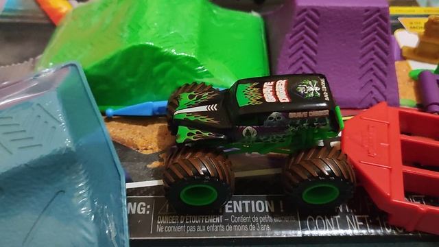 not only one but two sets of Monster Dirt with kinetic sand 😍 Monster Jam Grave Digger and Megalodo смотреть онлайн