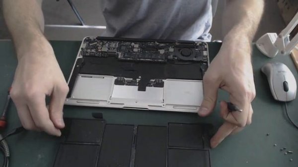 Замена аккумулятора на MacBook Air 11 дюймов