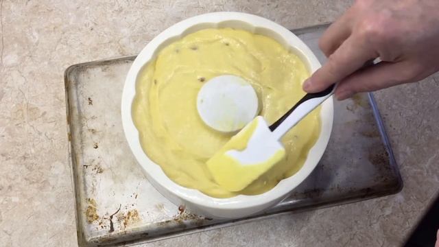 КЕКС кукурузный (100%) с изюмом и малиновым джемом.