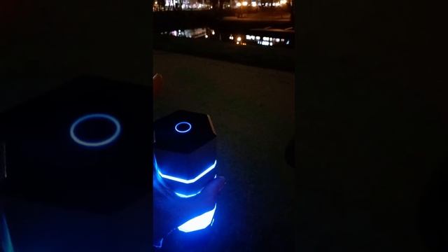 Мобильный генератор водорода UVePem на фоне ночной Риги. смотреть онлайн