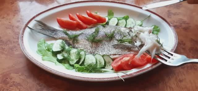 Лещ запеченный в соли смотреть онлайн