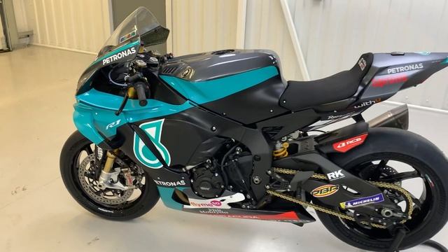 Petronas GYRT Yamaha R1 M1 Part 1 Walkaround смотреть онлайн