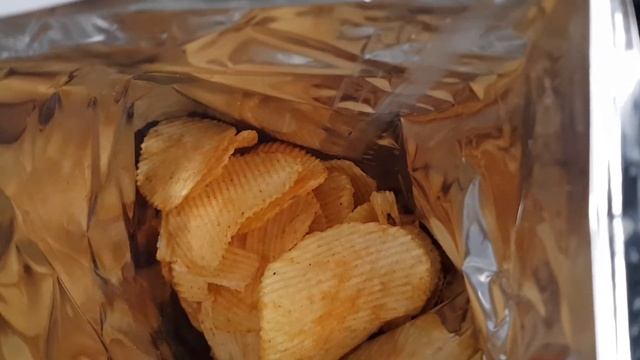 New Gluten Free Lorenz Crunchips X-Cut Chakalaka Crisps Review смотреть онлайн
