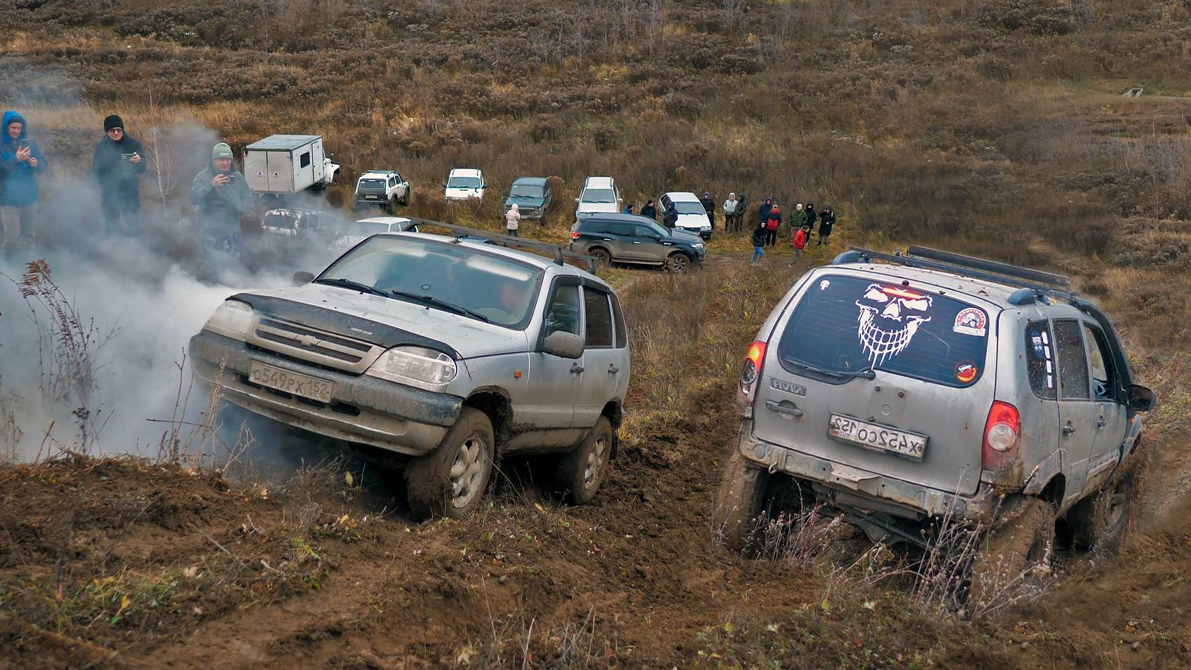 ПСИХИ на НИВАХ! Одна задымила, другая заезжает задом, а я еду на УАЗе смотреть онлайн