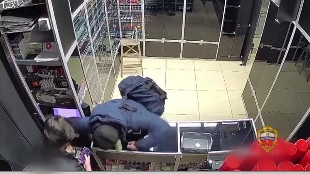 Подозреваемого в ограблении табачной лавки в Москве задержали полицейские южного округа столицы смотреть онлайн