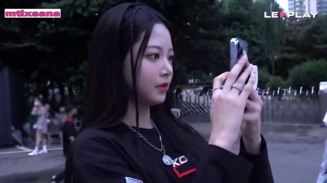 Фотограф Ынче и модели-онни. Фотосессия Le Sserafim на красной дорожке смотреть онлайн