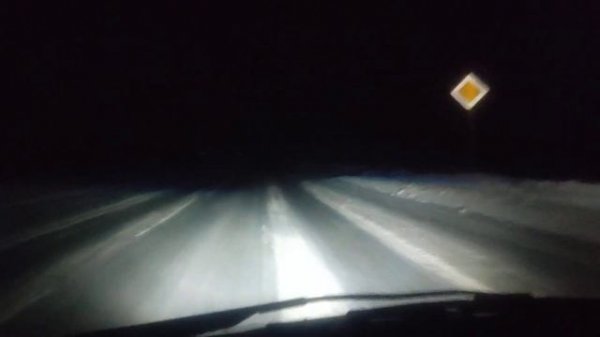 линзованные лампы vaiper H7 на дороге.