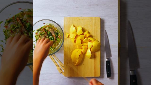 Mango and prawn skewers with lime and aioli смотреть онлайн