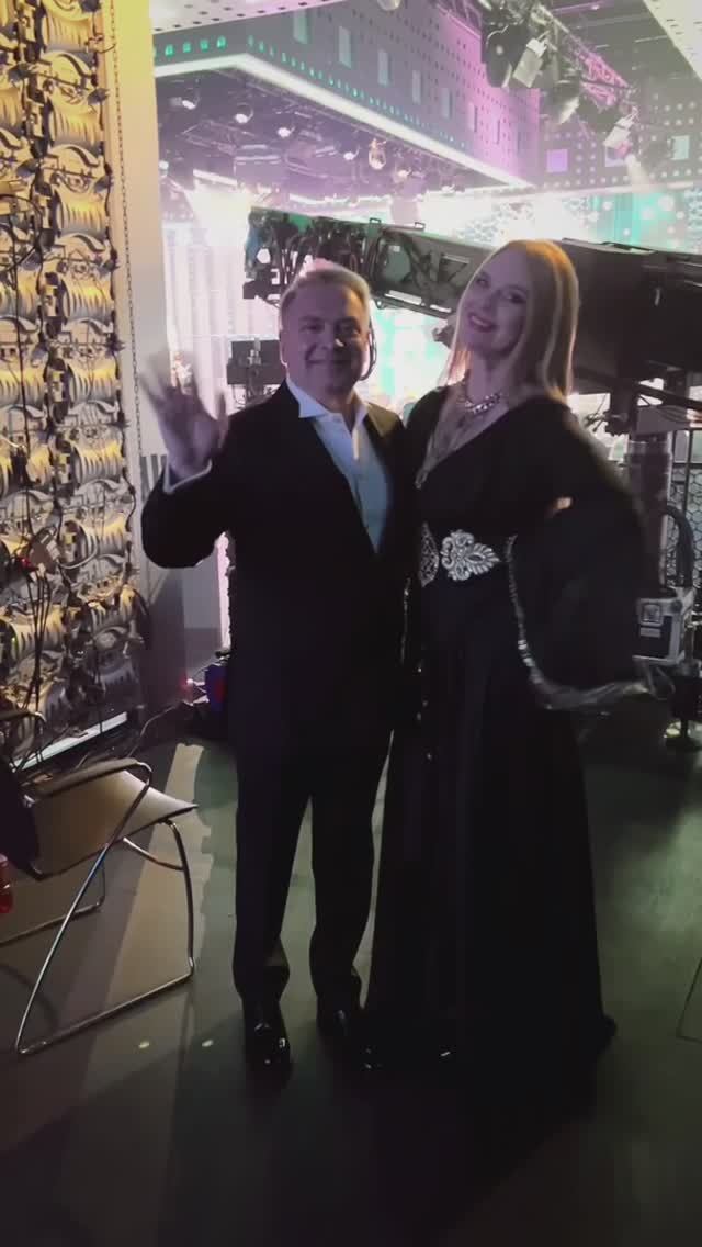 Звезды сошлись на “Звезде" 🌟Александр Добронравов и Варвара спели "Белую зиму" в Новогоднем огоньке смотреть онлайн