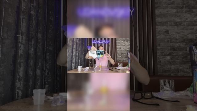 Новое видео! Вода СВЕТЯЩАЯСЯ в ТЕМНОТЕ ! МАГИЧЕСКИЙ эксперимент дома 😱 смотреть онлайн