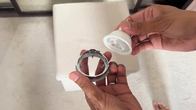 How to Change Ceiling Spotlight Bulbs - Quick and Easy! How to Change Spotlight Bulb GU10 I смотреть онлайн