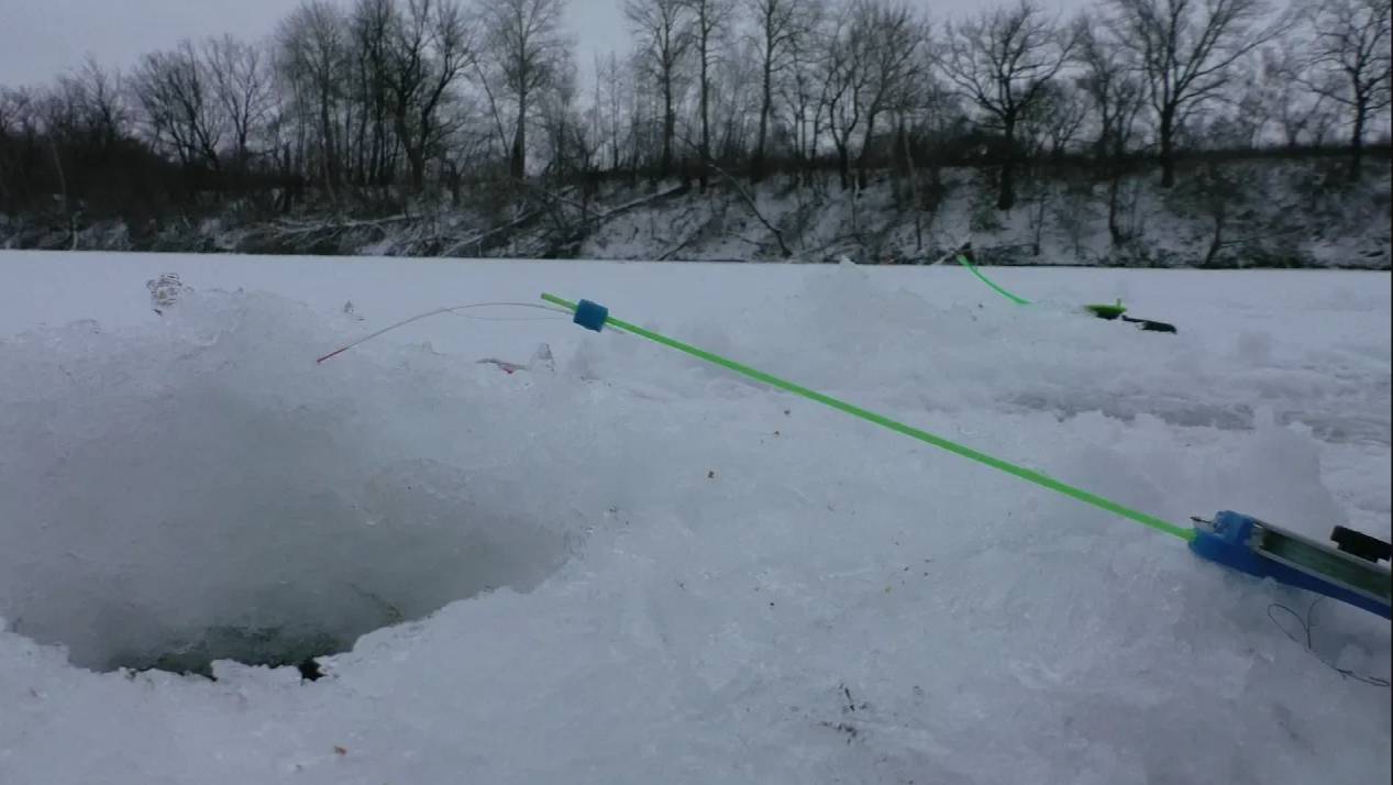 Клюёт на каждом опускании мормышки! Зимняя рыбалка смотреть онлайн